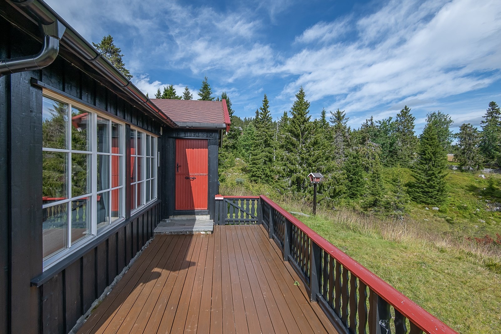 Det er en romslig terrasse rundt hytten med gode og mange møbleringsmuligheter Galleribilde