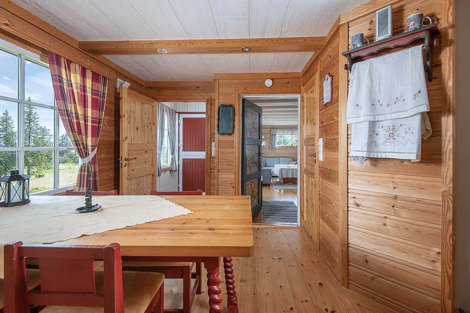 Her får du et romslig kjøkken med god plass til spisegruppe Galleribilde