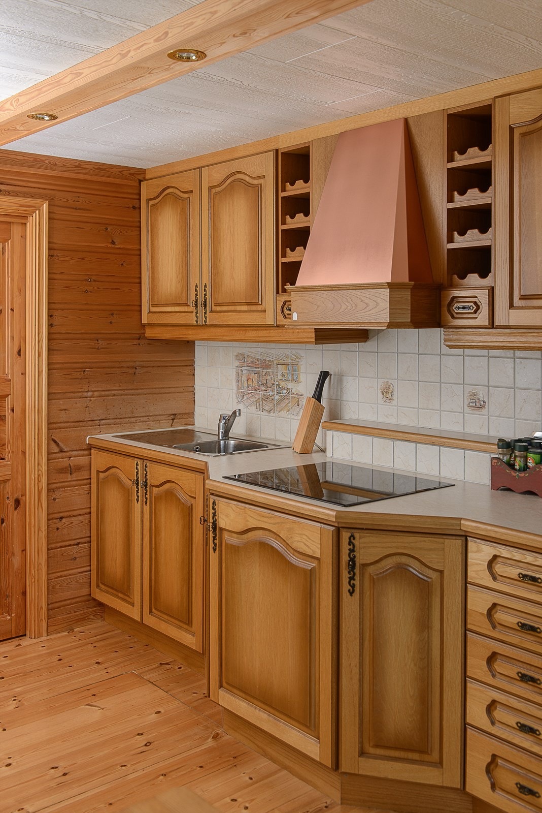 Kjøkkeninnredningen har profilerte laminerte skrog og laminat benkeplate Galleribilde