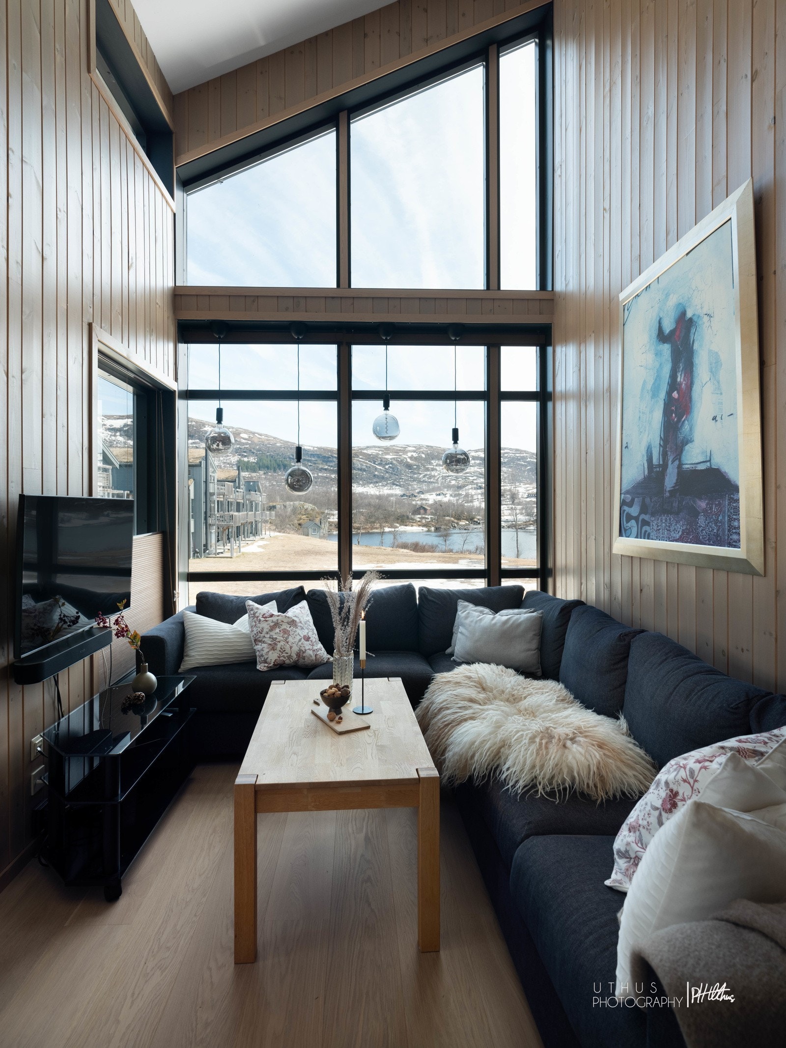 Lys og åpen stuedel med ekstra takhøyde Galleribilde