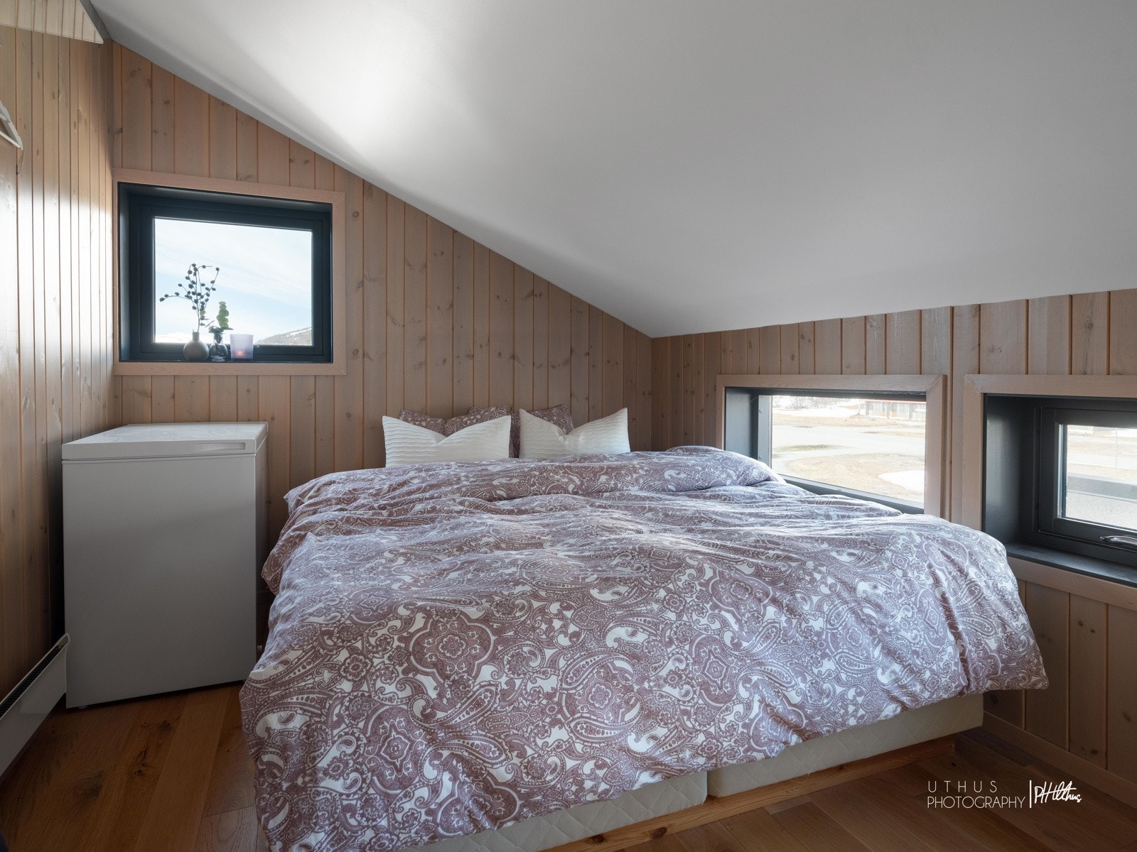 Hemsrom med gulvareal på 18kvm. Her er det innredet med dobbeltseng. vindu på hems er for lite til at det er godkjent til rømningsvei Galleribilde