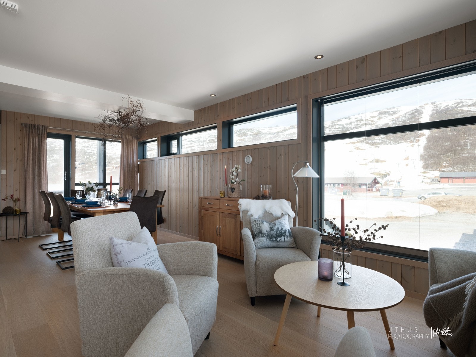 Vindusflater som gir godt med lys i leiligheten Galleribilde