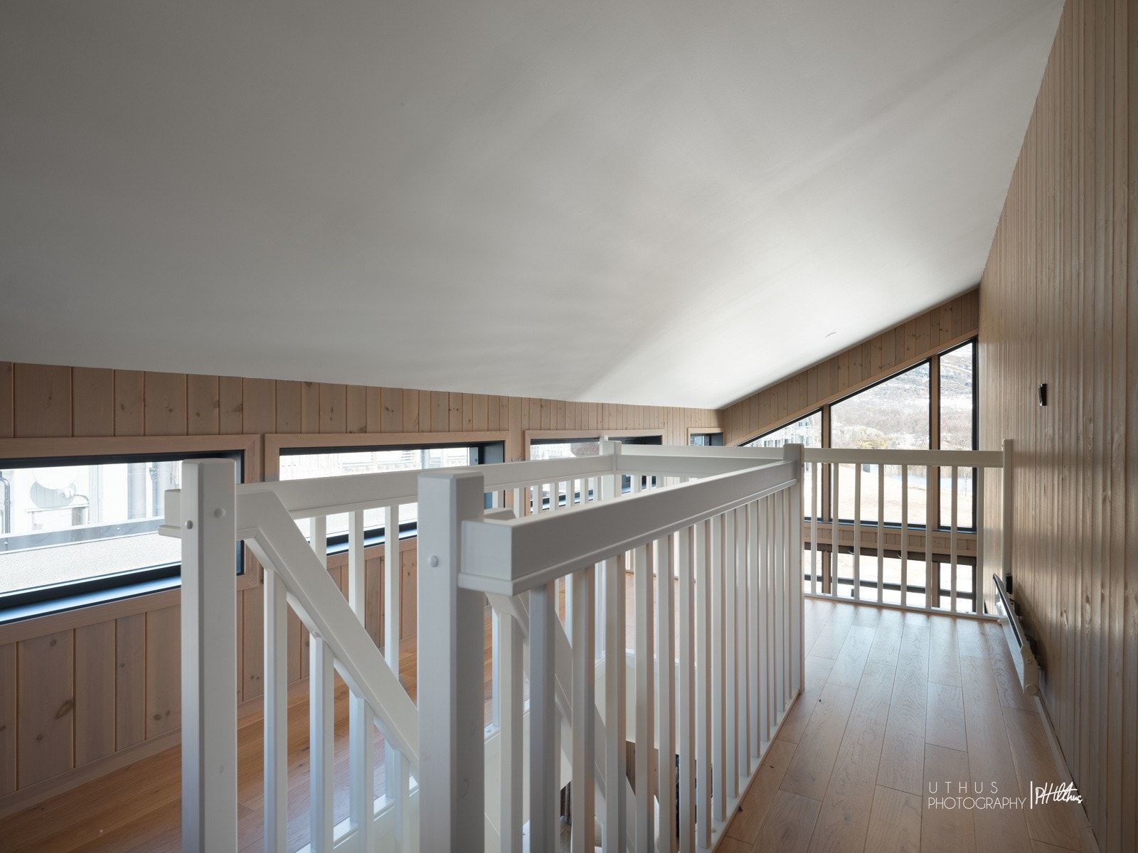 Åpent fra hems ned mot stue Galleribilde