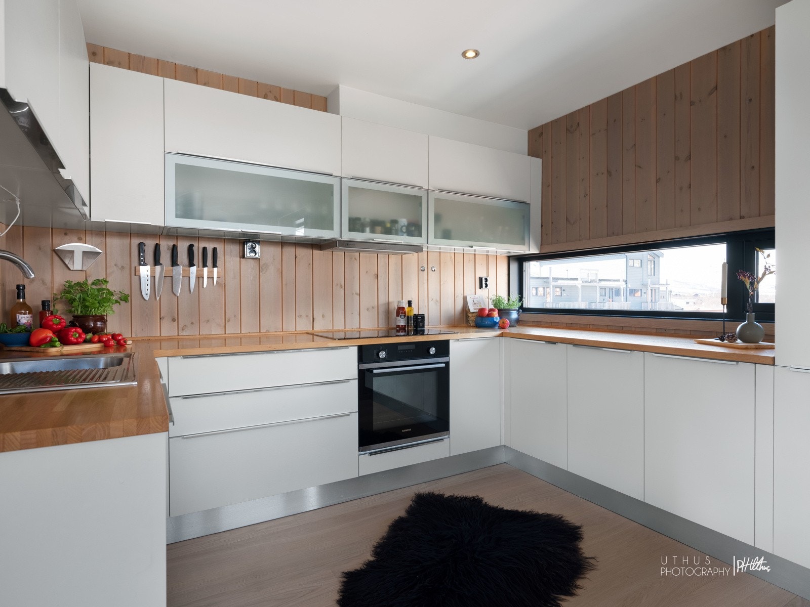 Romslig kjøkken med god benkeplass Galleribilde