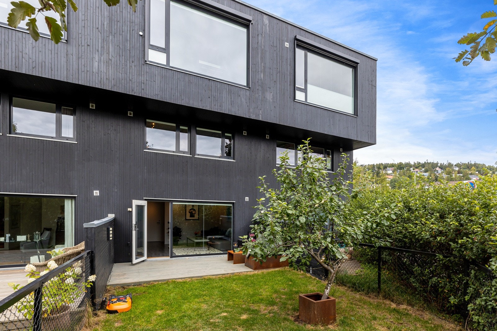 Fra kjellerstuen er det utgang til en nyere, østvendt markterrasse på ca. 12 kvm. Galleribilde
