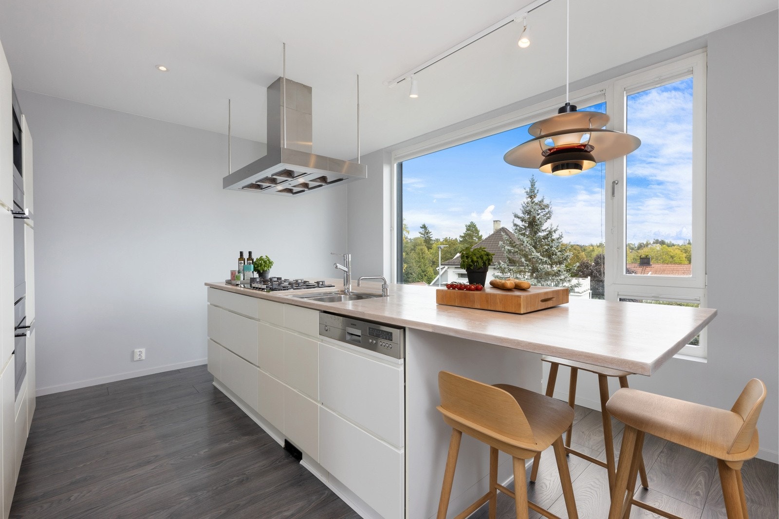 Ved kjøkkenøya er det plass til en rask frokost eller til litt lekselesing mens familiens utvalgte lager middag. Galleribilde