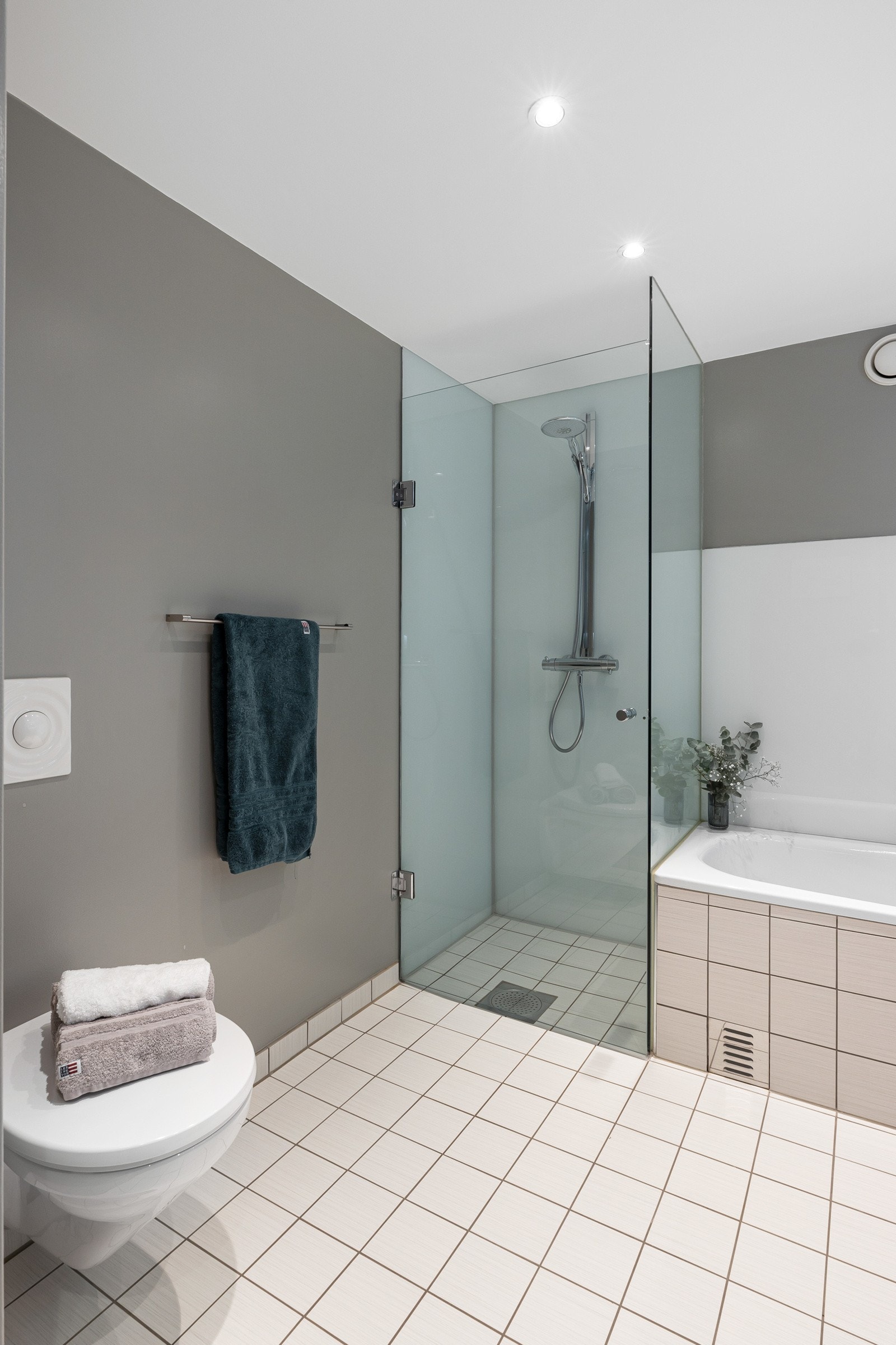 I tillegg til et innfliset badekar har badet en dusjnisje med regnfallsdusj. Galleribilde