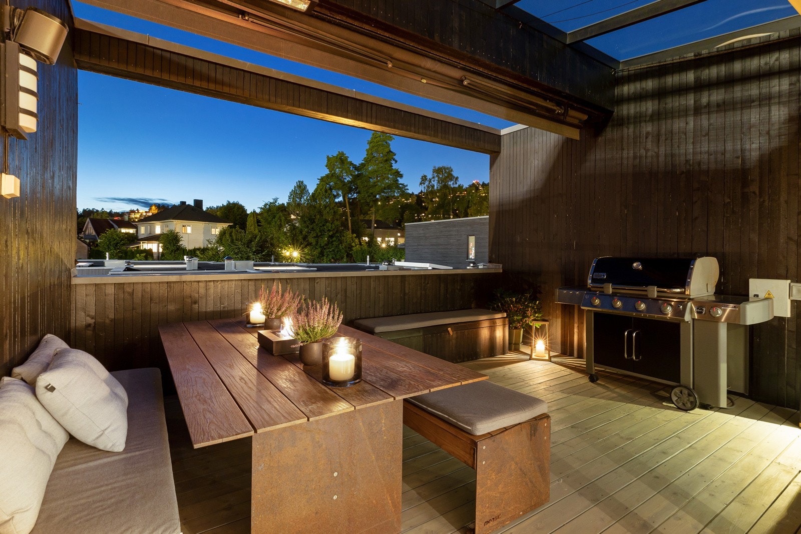 Her er det utebelysning og terrassevarmer som legger til rette for bruk til langt utover sene sommerkvelder. Galleribilde