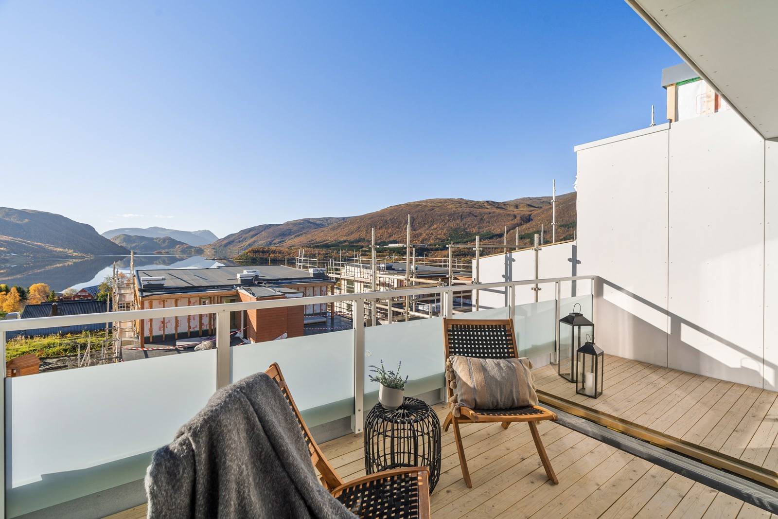 Boligen har totalt 3 terrasser. Dette er terrassen som ligger i tilknytning stuen.