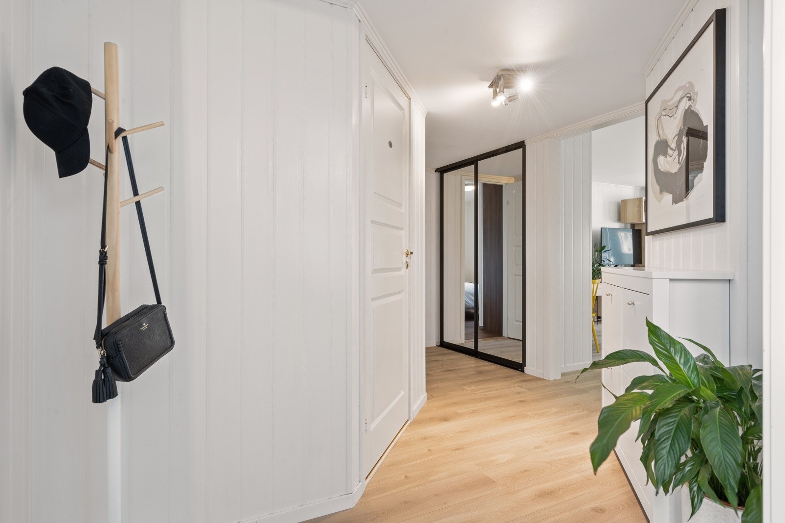 Romslig entré med god plass til oppbevaring av sko- og yttertøy Galleribilde