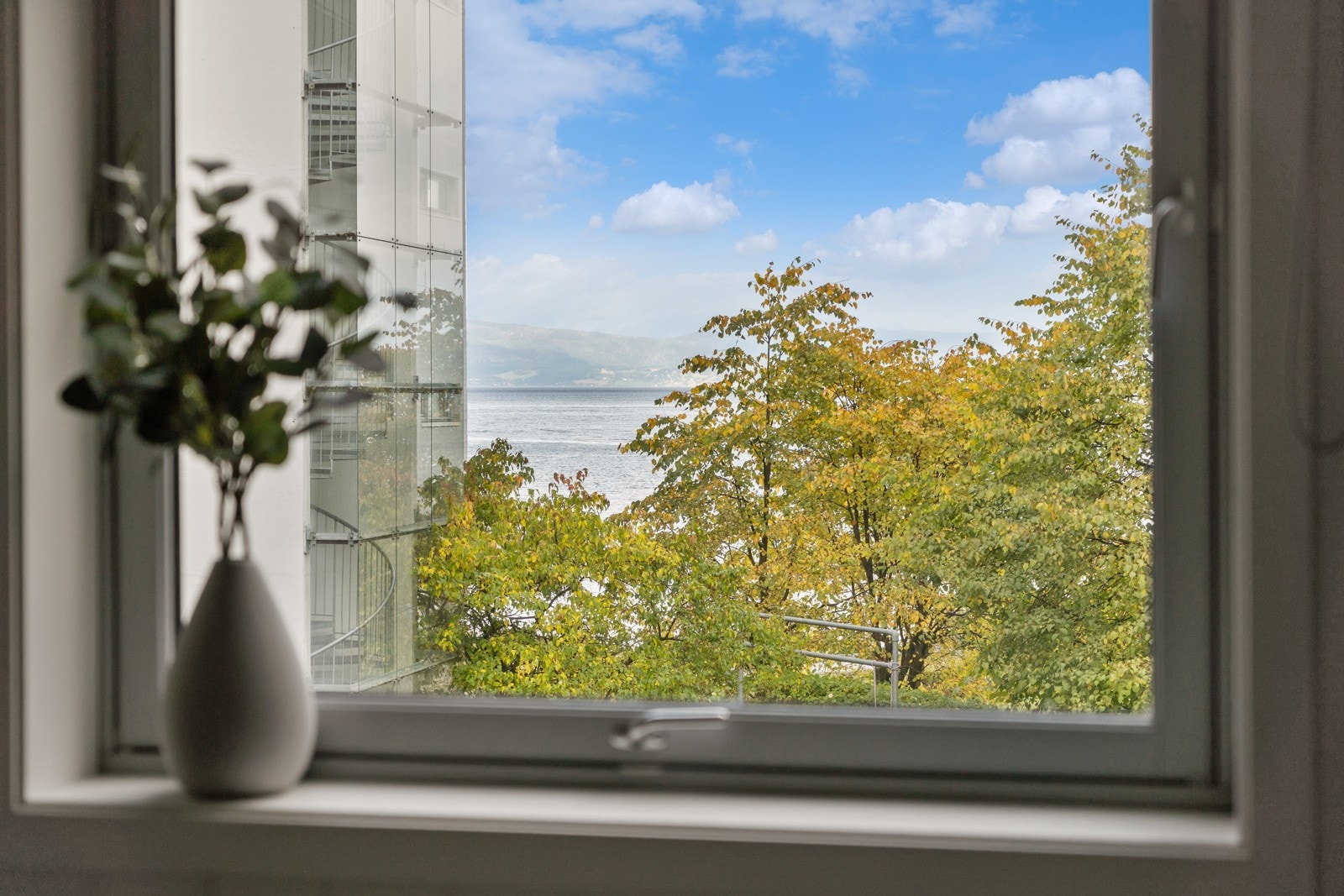 Fra både soverom og svalgang har du flott utsikt mot sjøen Galleribilde