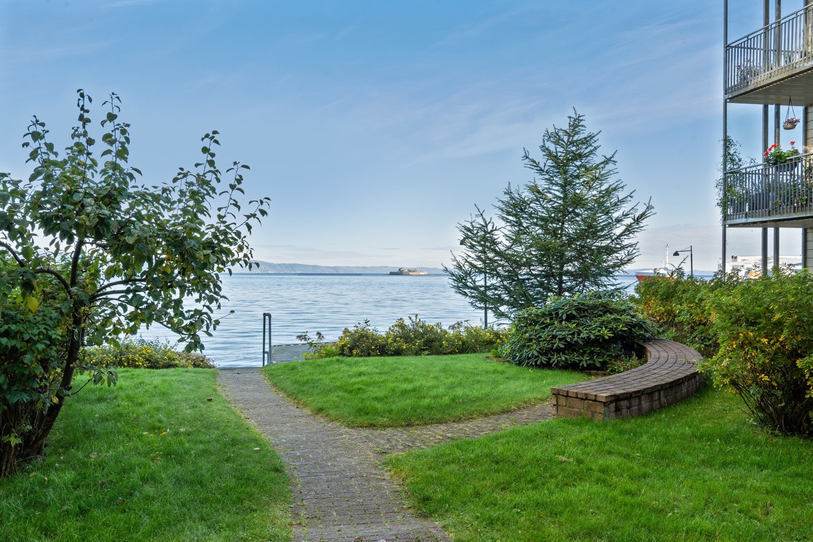 Stille og rolig grøntareal i bakgården, med Trondheimsfjorden som nærmeste nabo. Her har du flotte turstier i umiddelbar nærhet med utsikt mot fjorden Galleribilde