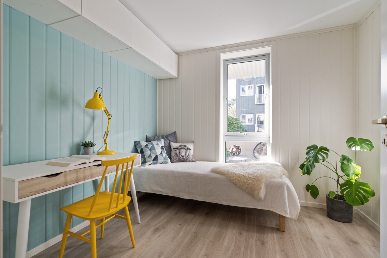 Det er god plass til dobbeltseng, skrivepult og garderobeløsning på begge soverommene Galleribilde