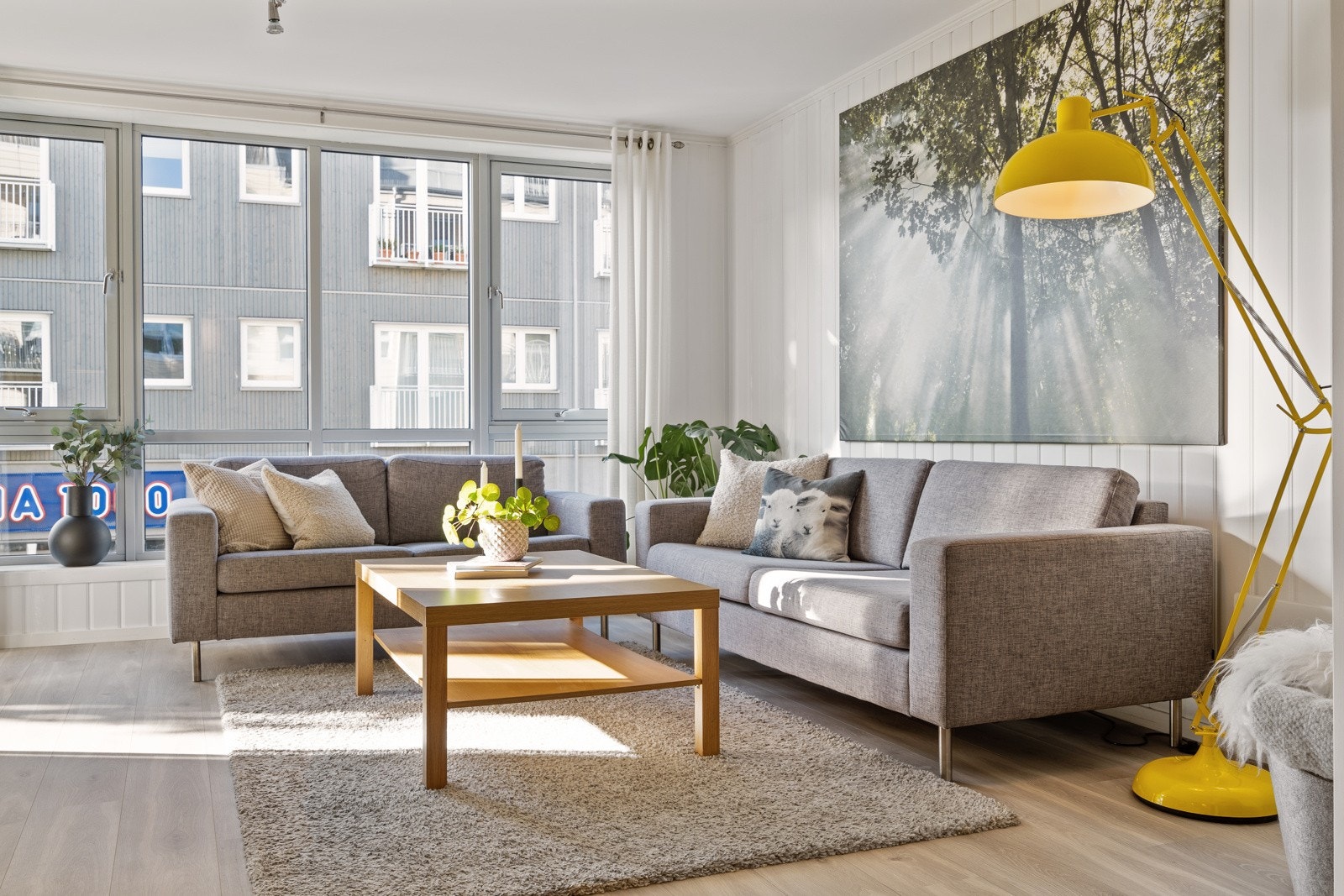 Leiligheten har nyter blant annet av god takhøyde, samt rause vindusflater som gir godt med lys til stuerommet Galleribilde