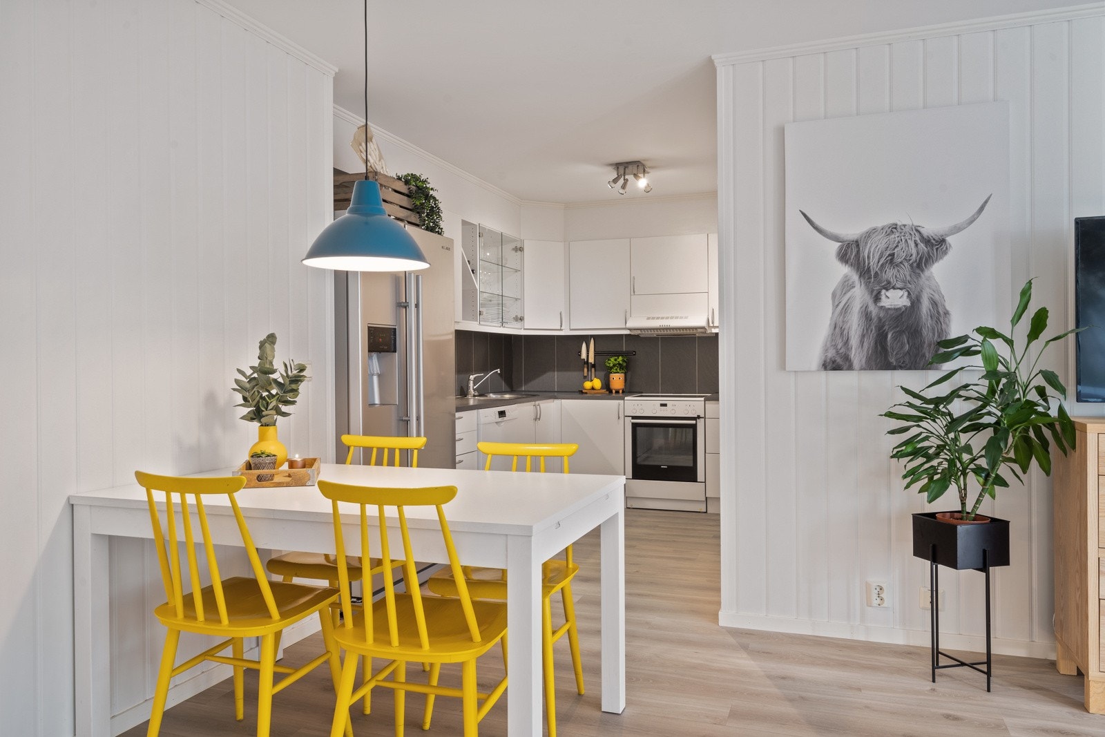 Kjøkken er delvis adskilt fra stuen, i praktisk L-utforming. Dette gir rom for mer benkeplass og spisebord Galleribilde