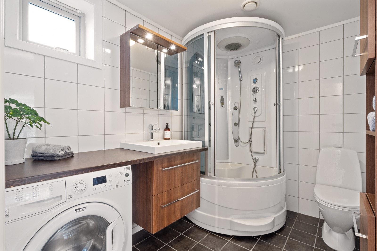 Det er opplegg for vaskemaskin på badet, samt varme i gulvet Galleribilde