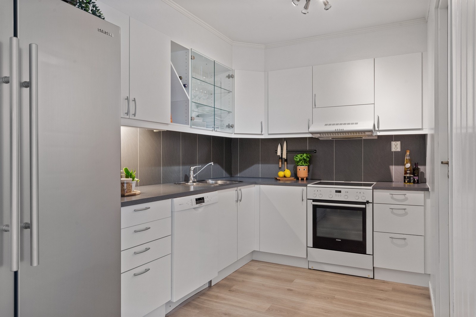 Det er mye skap- og benkeplass, som gir god oppbevaringsplass Galleribilde