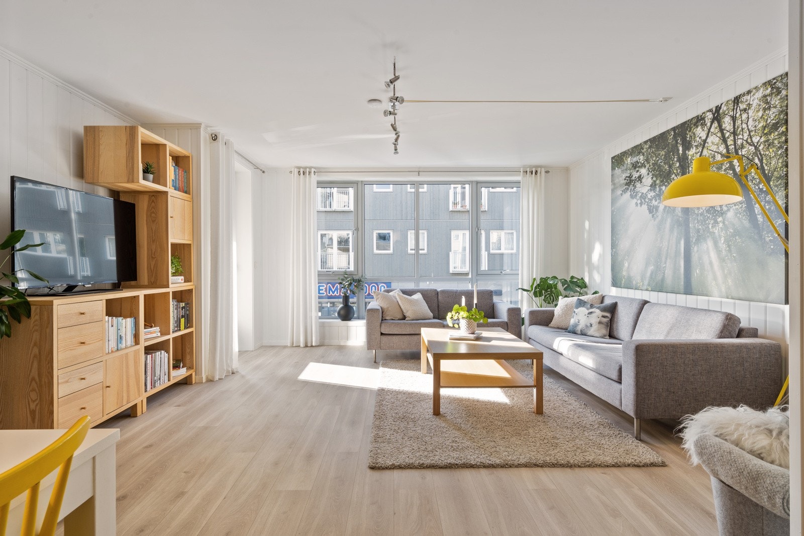 Fra stuen er det direkte adkomst til en egen, overbygd balkong på 7 m², med gode solforhold Galleribilde