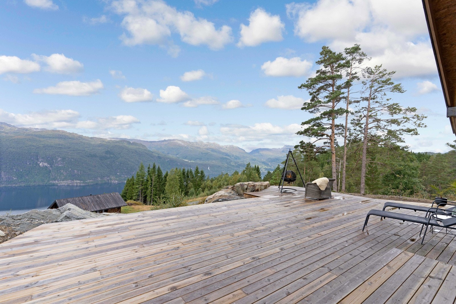 Pent opparbeidet naturtomt med stor terrasse og hagestue. Galleribilde