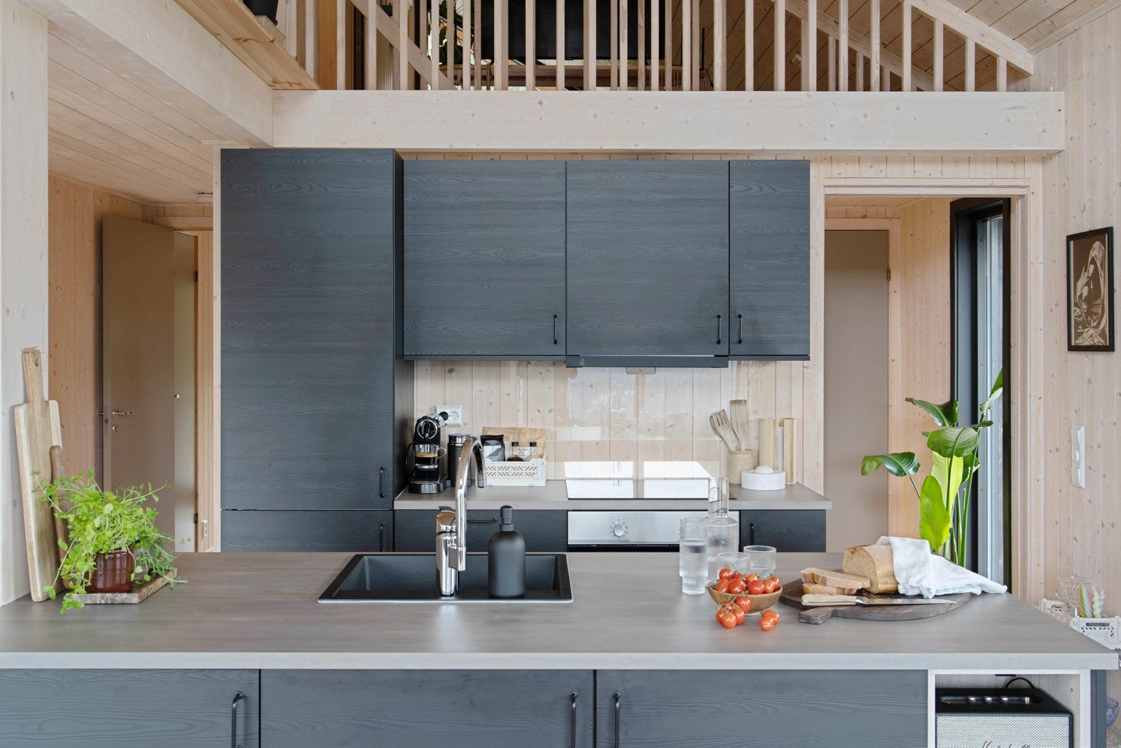 Kjøkken med god plass til både oppbevaring og matlaging. Galleribilde