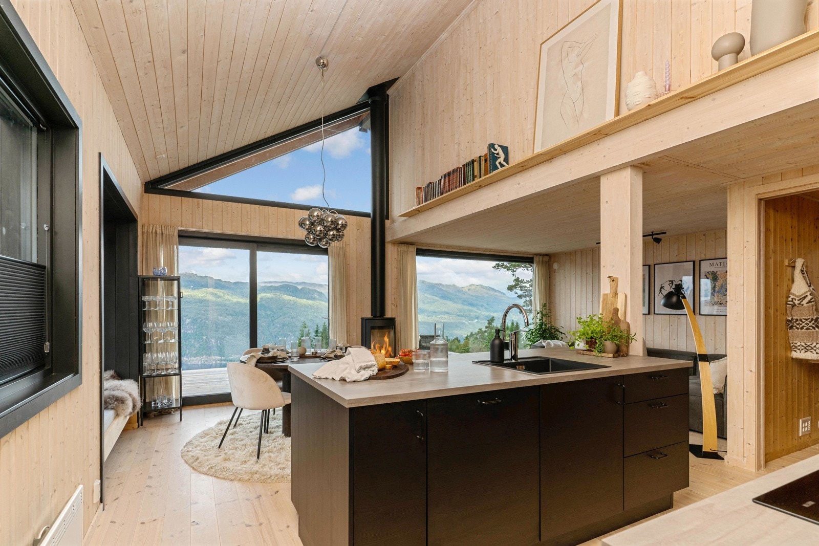 Den gode romfølelsen forsterkes av de store vinduene med rikelig lysinnslipp og den gode takhøyden. Galleribilde