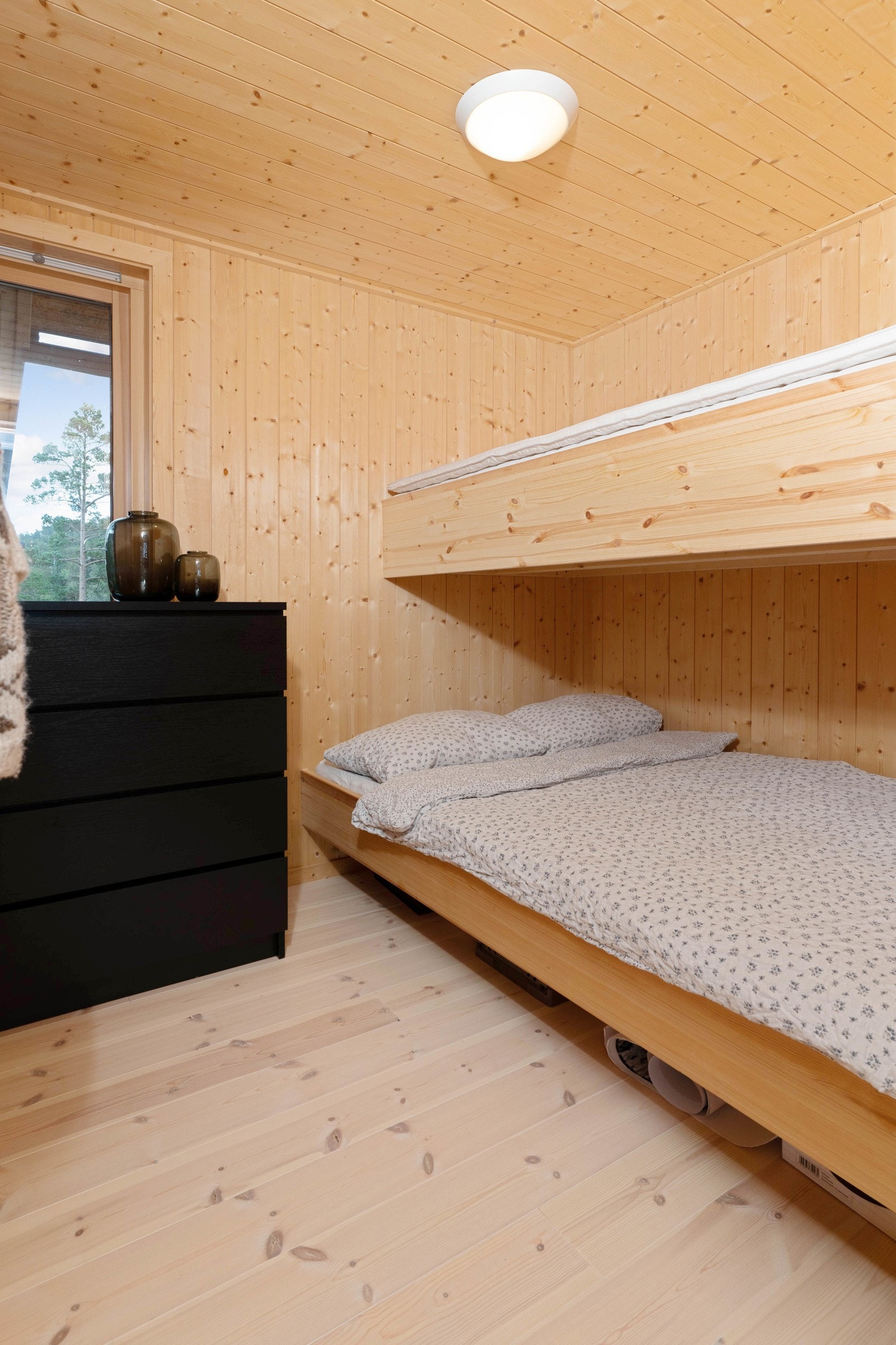 Soverom II - stedbygd sengeløsning med plass til tre personer. Galleribilde