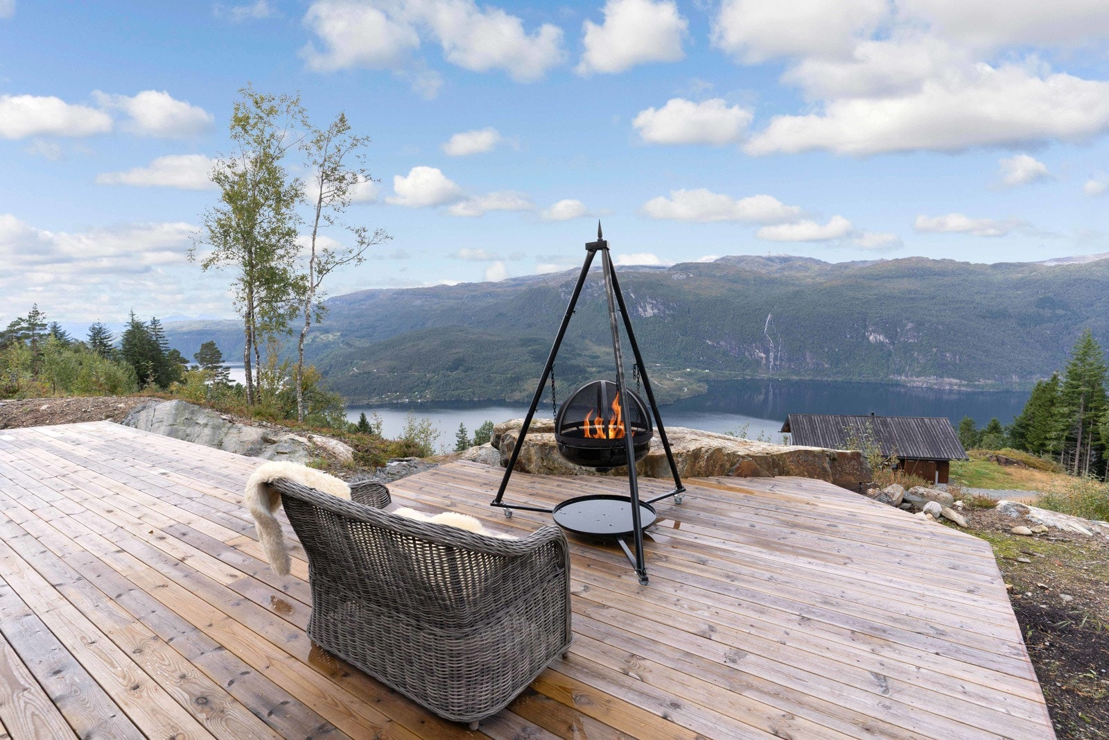 Stor terrasse med plass til både sittegruppe rundt bålpanne og spisebord. Galleribilde