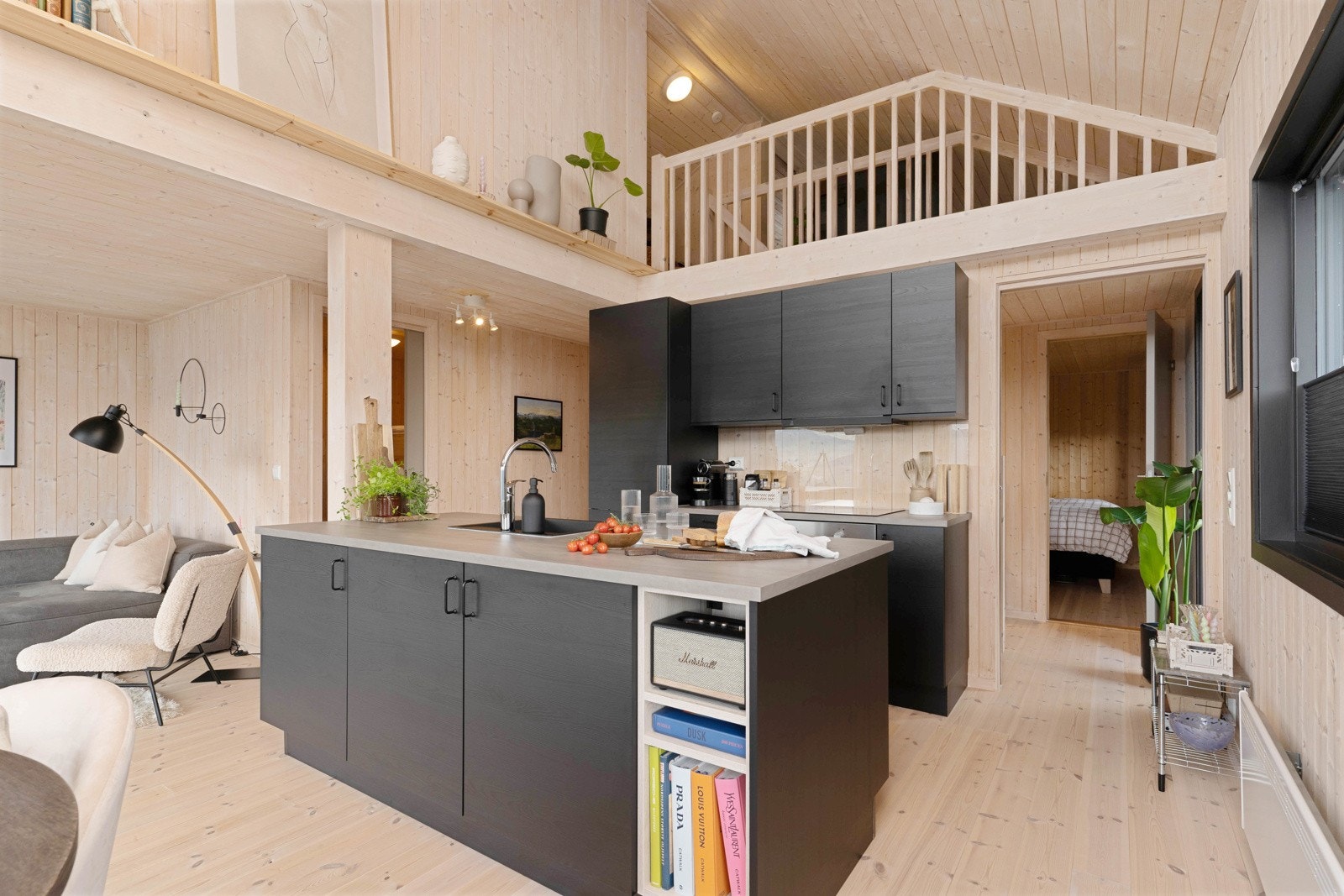 Tidløst kjøkken i sort utførelse fra kvalitetsleverandøren Strai. Galleribilde