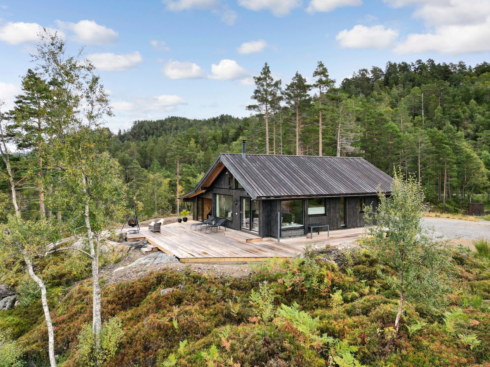 Hytte oppført i 2019 med flott beliggenhet med panoramautsikt over Saudafjorden. Galleribilde