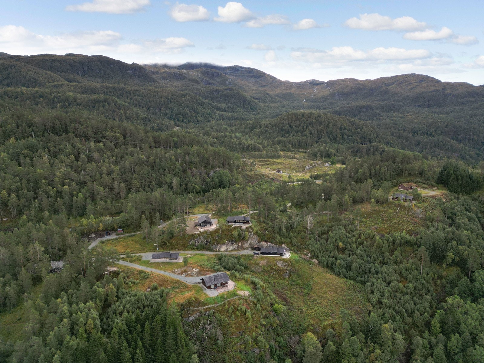 Hytten sett fra luften. Galleribilde