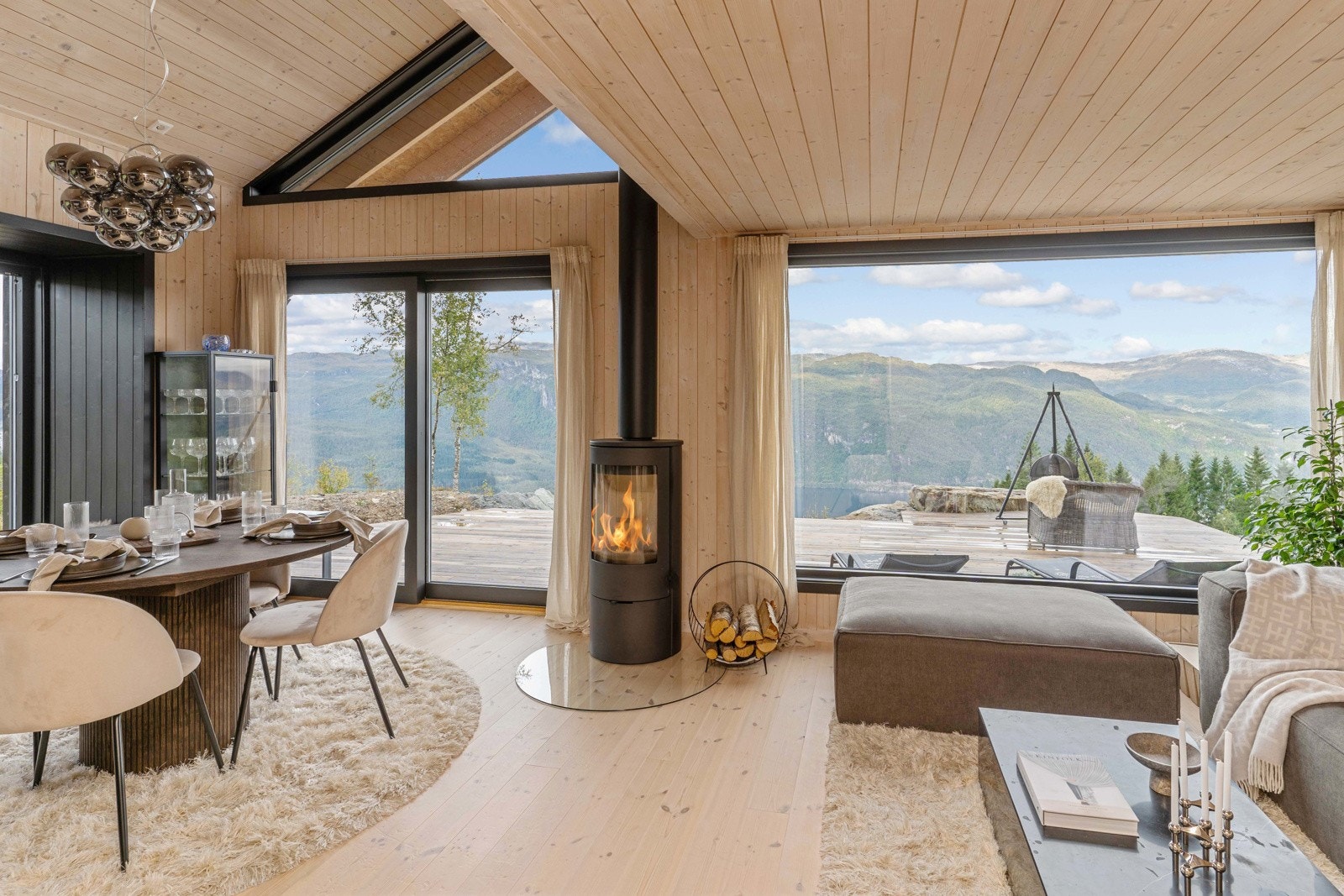 EIE eiendomsmegling v/ Rebekka Levik presenterer en råflott og moderne hytte med svært arealeffektiv løsning! Galleribilde