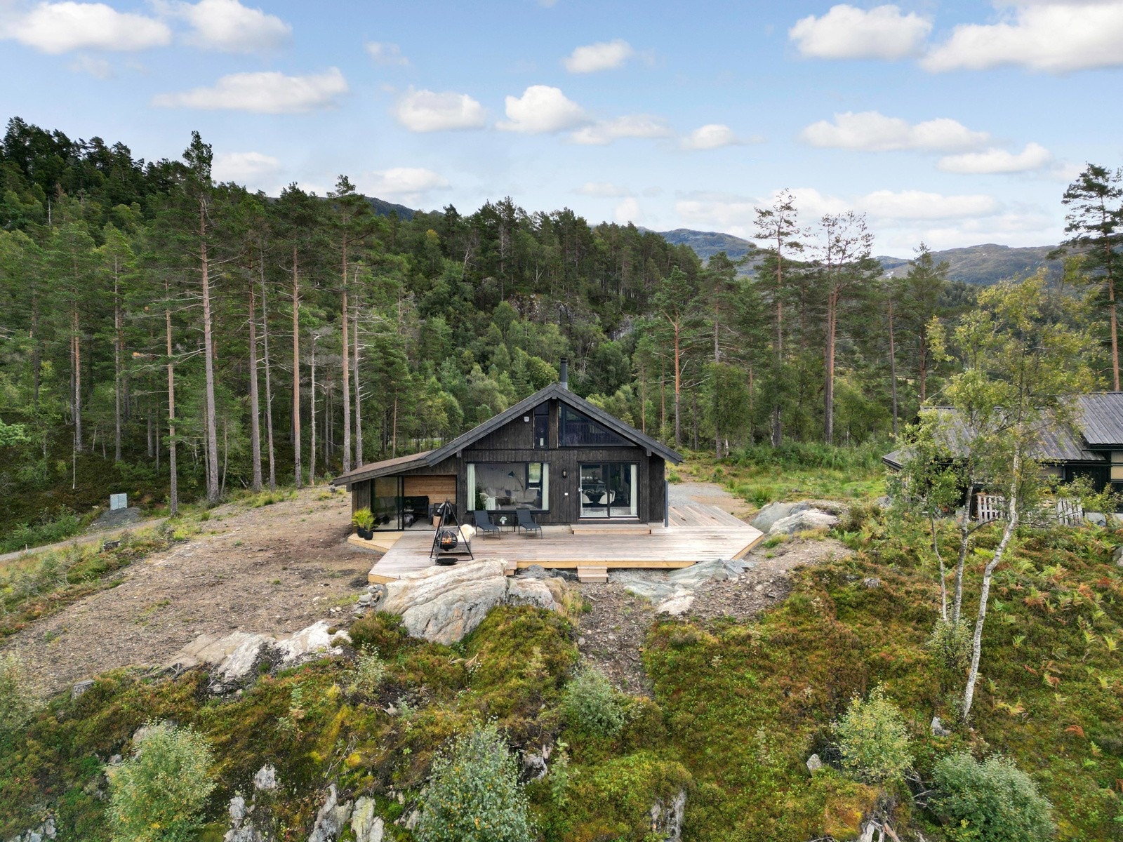 Lekker hytte som ligger fint til i terrenget. Galleribilde