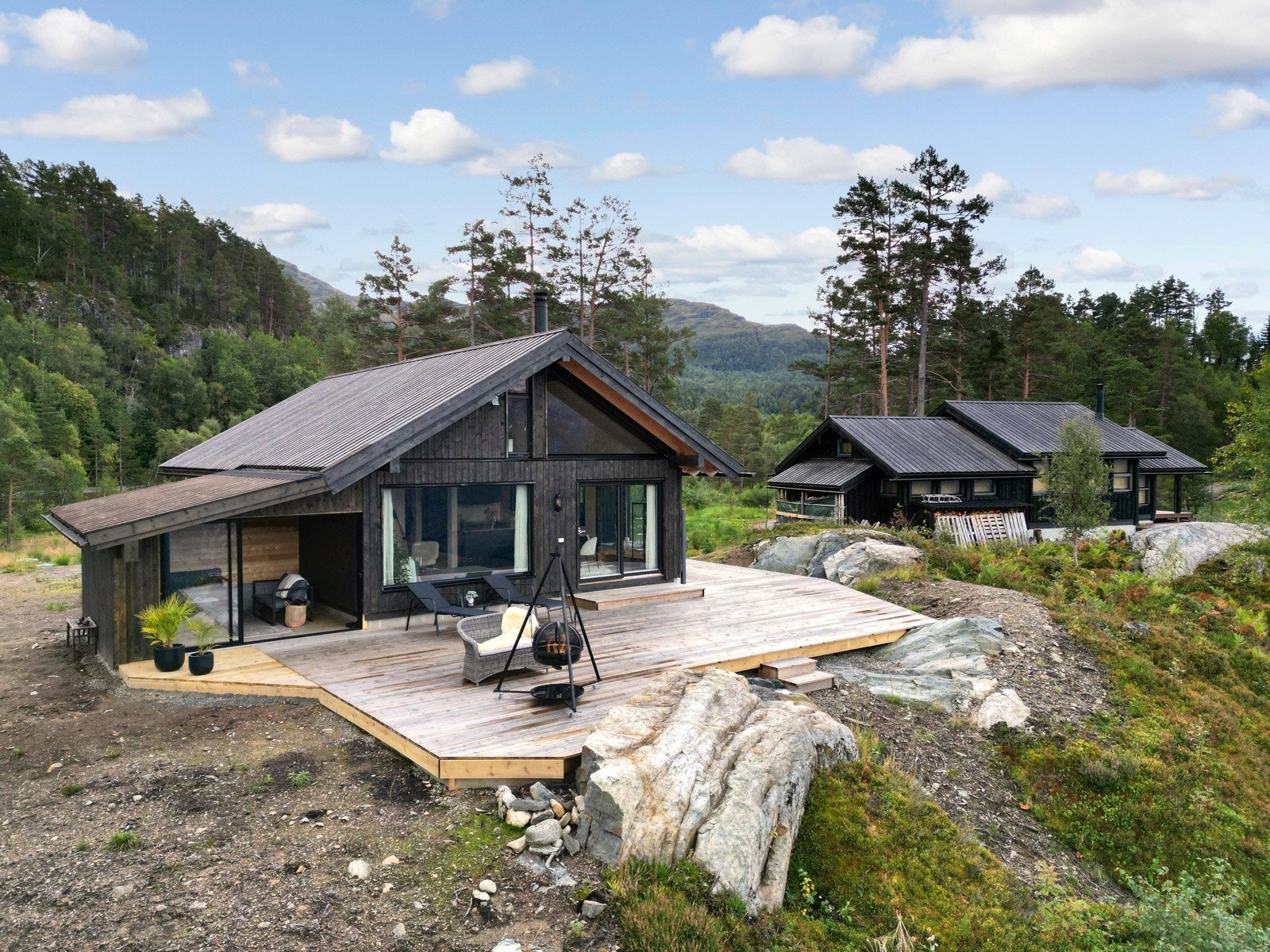 Pent opparbeidet naturtomt med stor terrasse og hagestue. Galleribilde