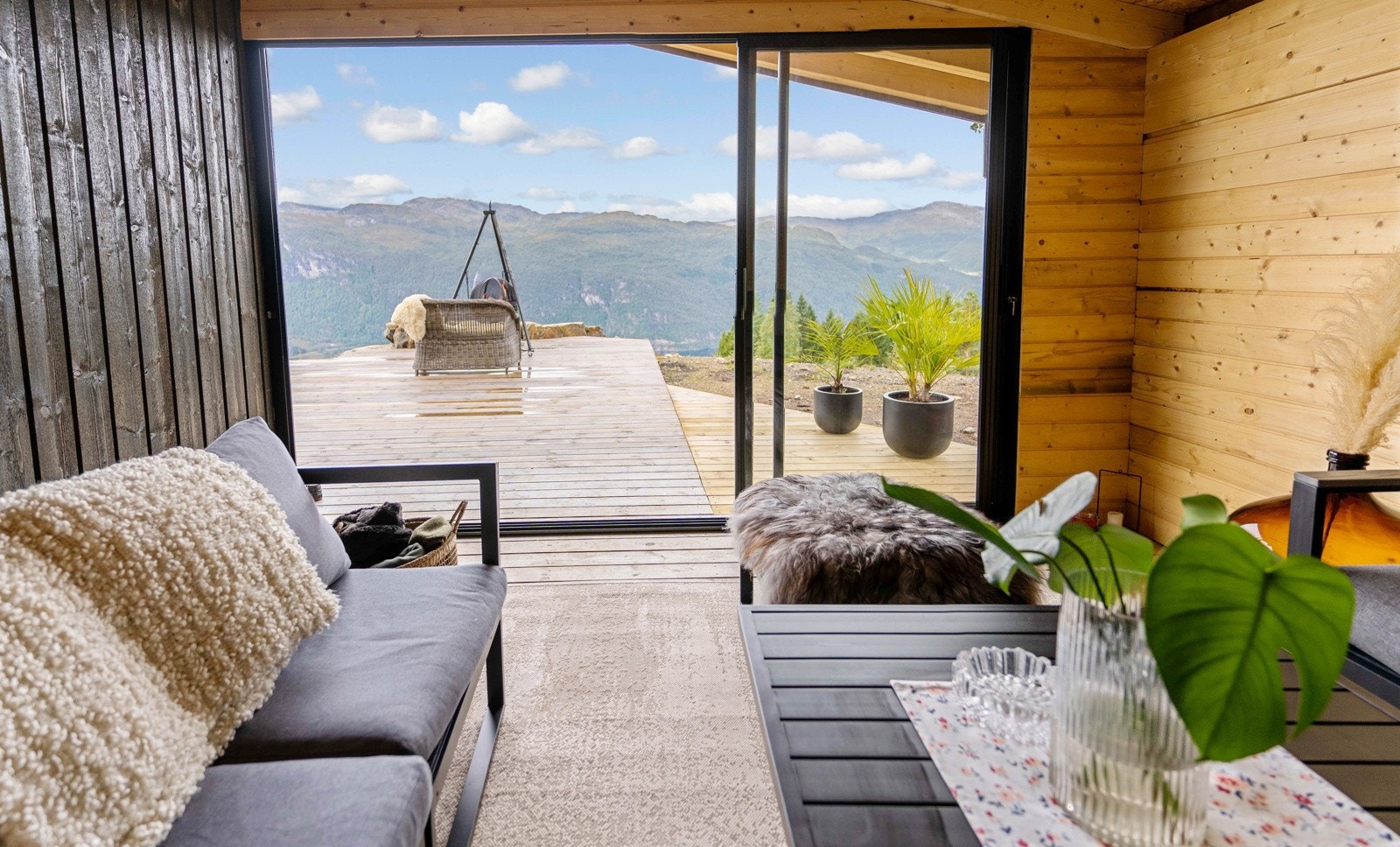 Utsikten kan også nytes fra den nylig etablerte utestuen (2022). Galleribilde