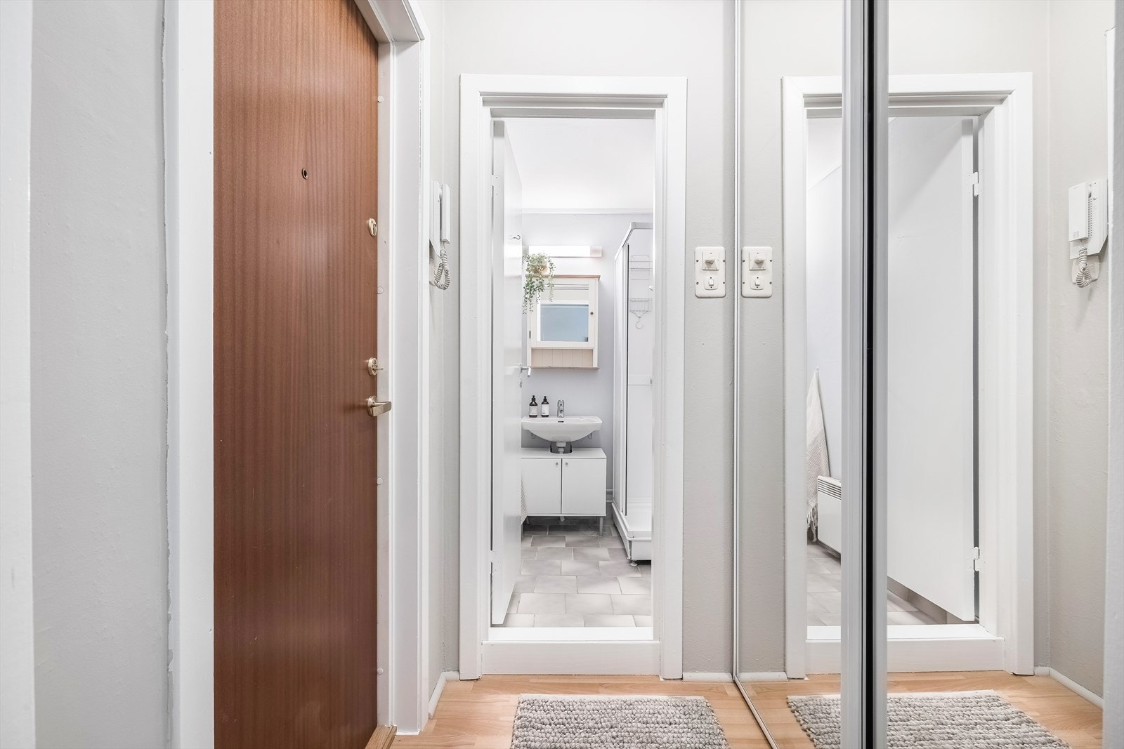 Entre med plassbygd garderobeskap for oppbevaring. Galleribilde