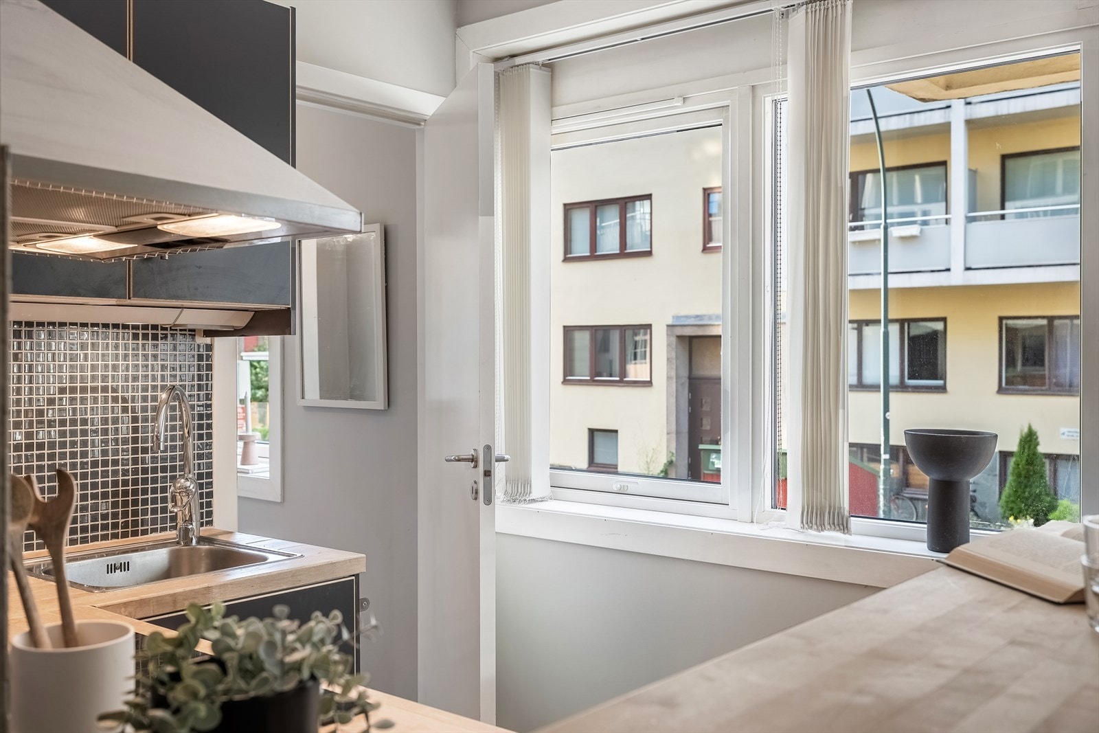 Leiligheten ligger i en høy 1.etasje med alle nødvendigheter rett utenfor døren. Galleribilde