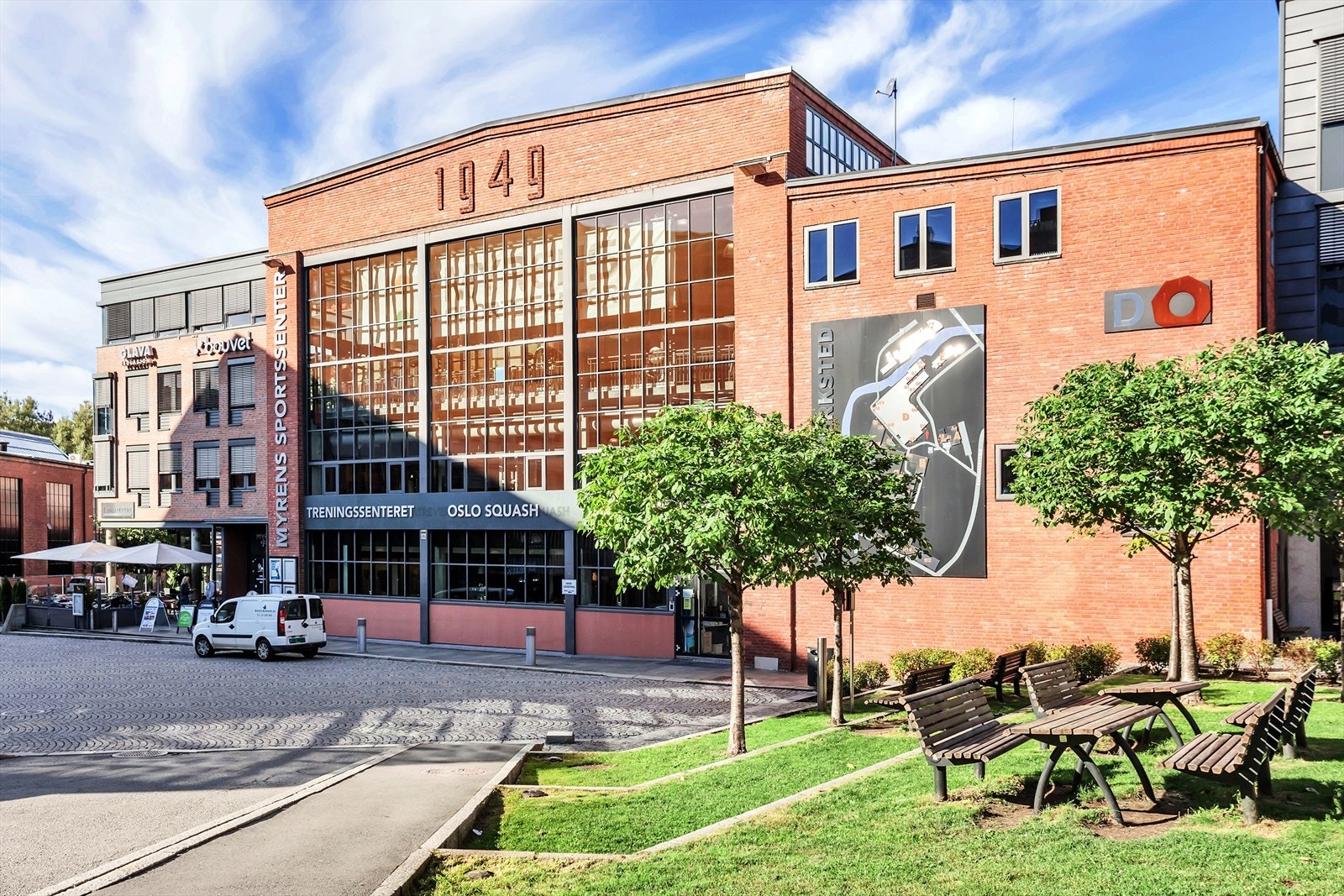 Myrens sportssenter samt en rekke av fritidstilbud like utenfor døren. Galleribilde