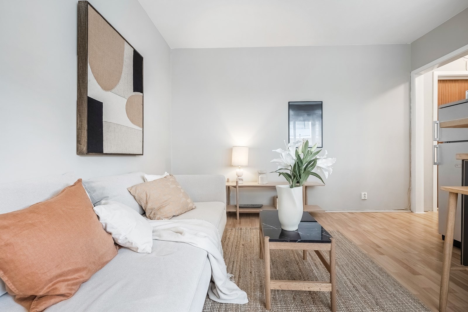 En innbydende og lun stue gir flere møbleringsmuligheter. Galleribilde