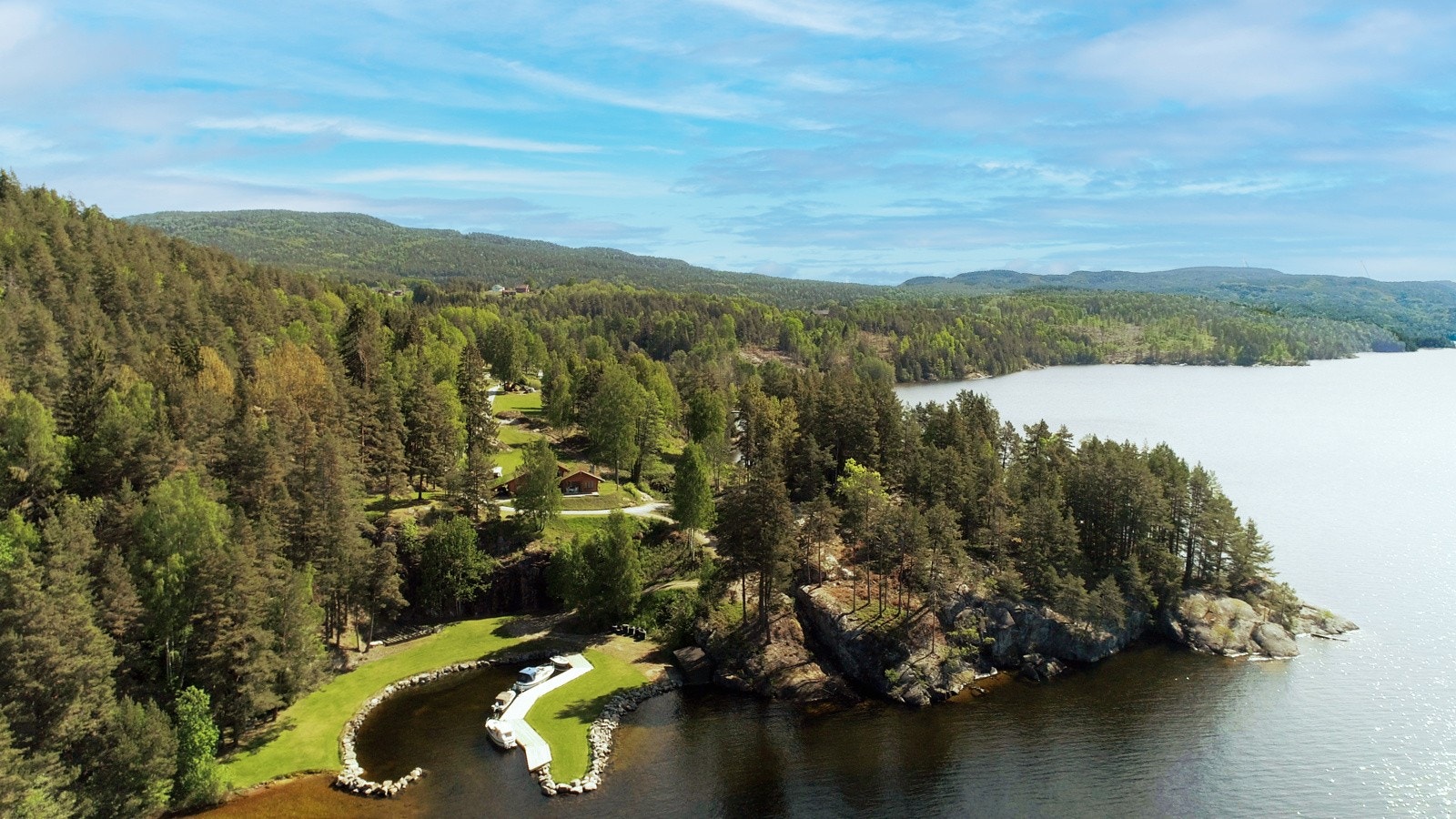 Eiendommen med båthavn sett fra vestsiden. Galleribilde