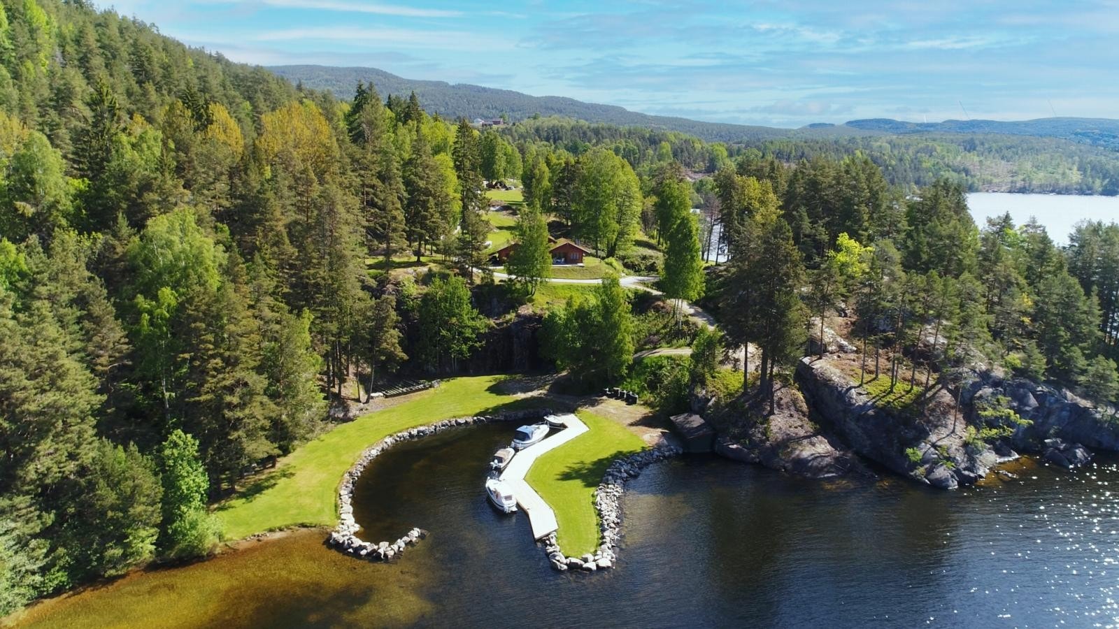 Båtanlegget på enden av tomta - vestsiden Galleribilde