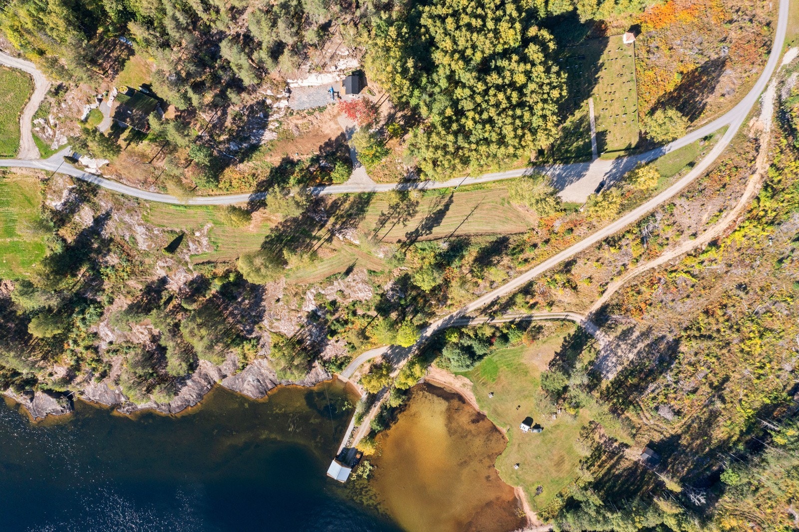 Overblikksbilde - Fra høyre er innkjørsel og like ved område for småhytter. Galleribilde