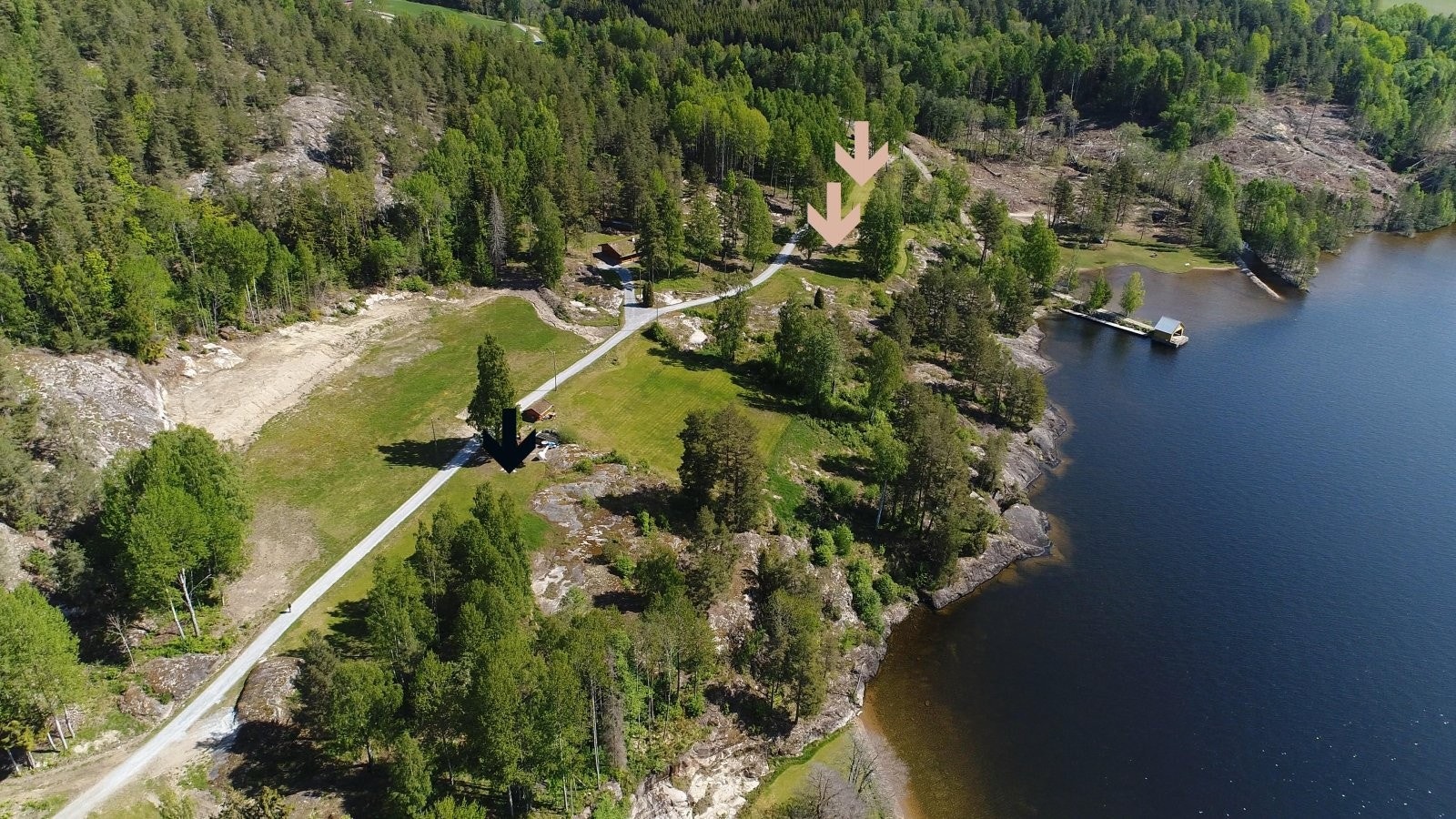 Nær sjøen ligger byggetomten, omkranset av dyrkbar mark, med tilrettelagt vann og avløp, samt teknisk bygg. Regulert til utbygging av småhytter i øst, like ved parkeringplass. Galleribilde