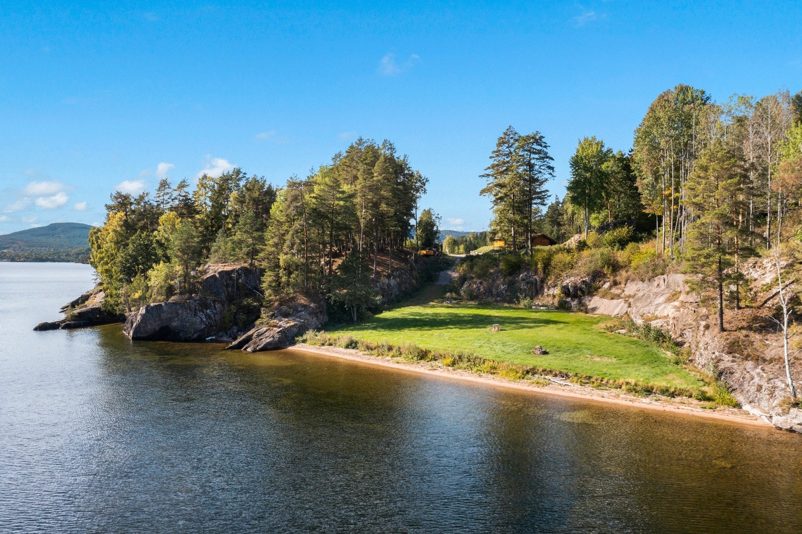Stort, grønt og fint område ved sandstrand. Galleribilde