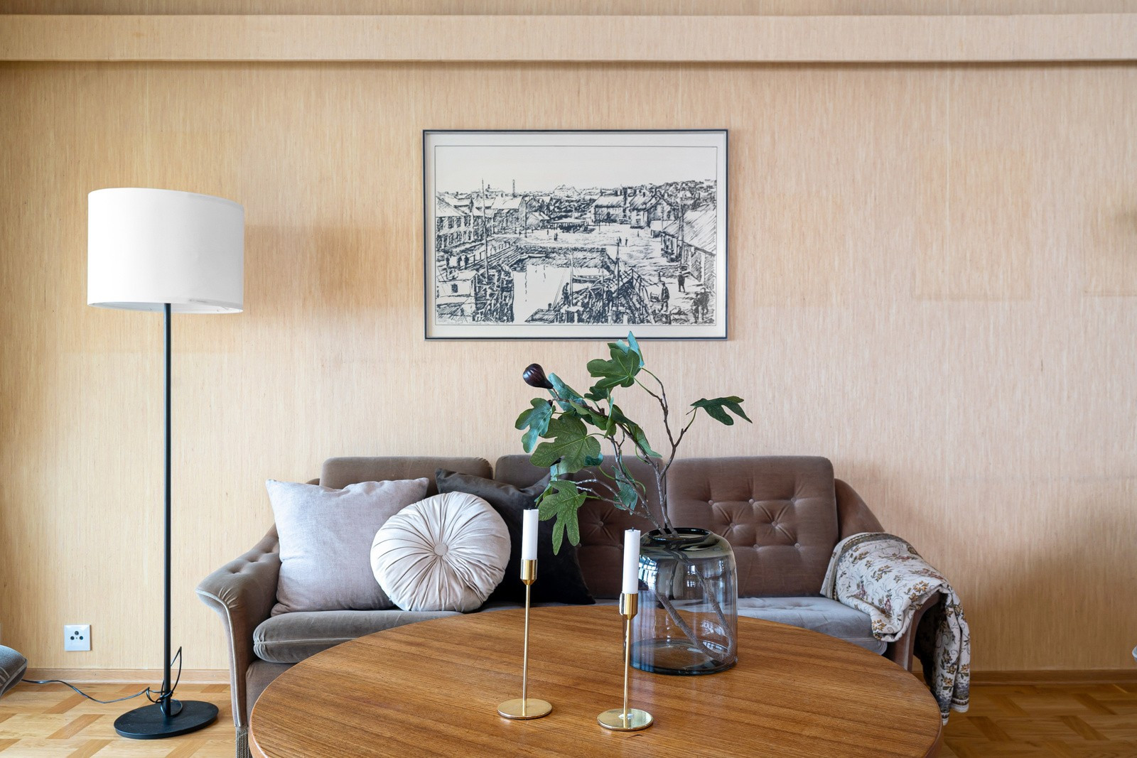 Stuen har god plass til sofa med tilhørende møblement.