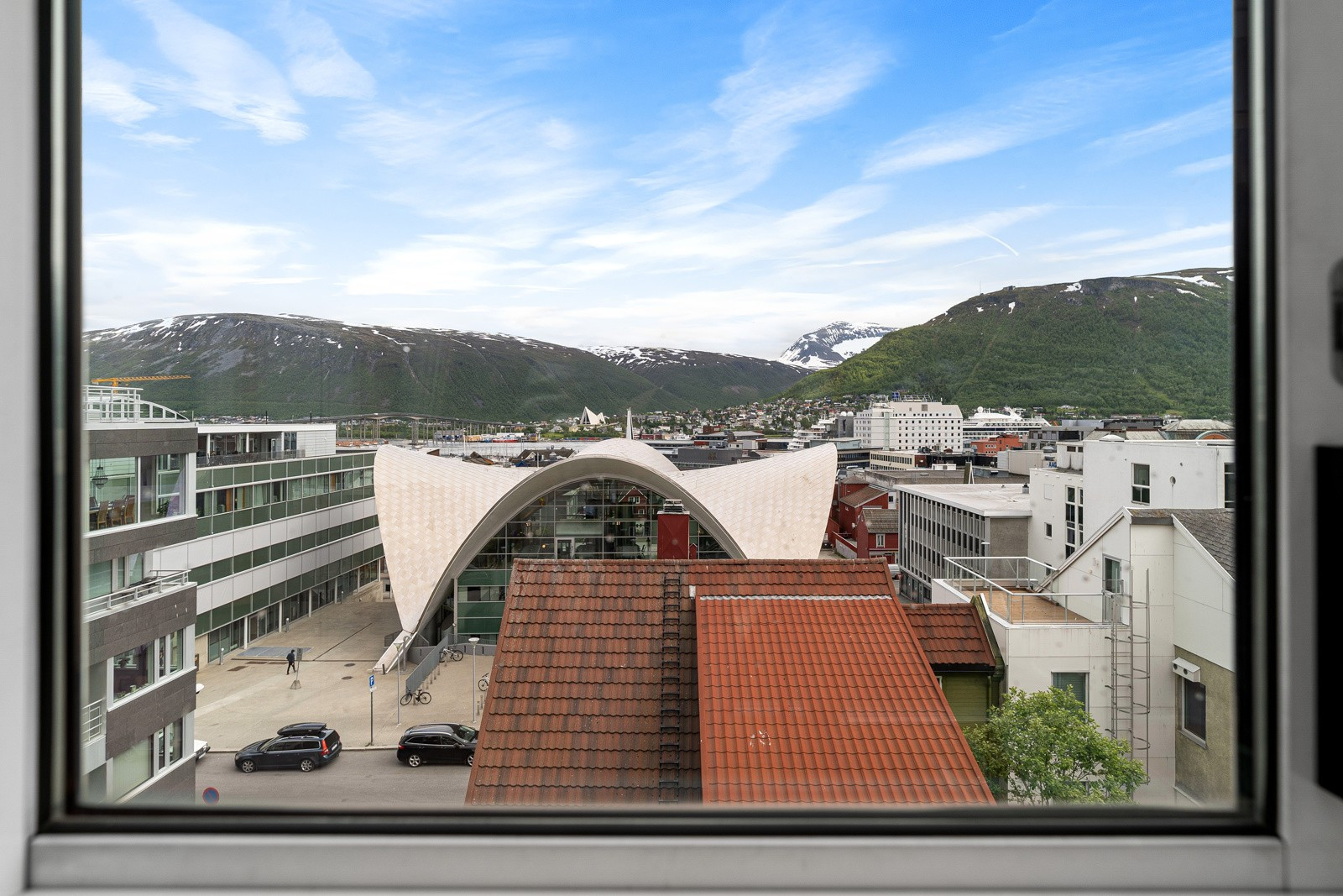 Fra eiendommen har du gangavstand til alt av sentrums fasiliteter!