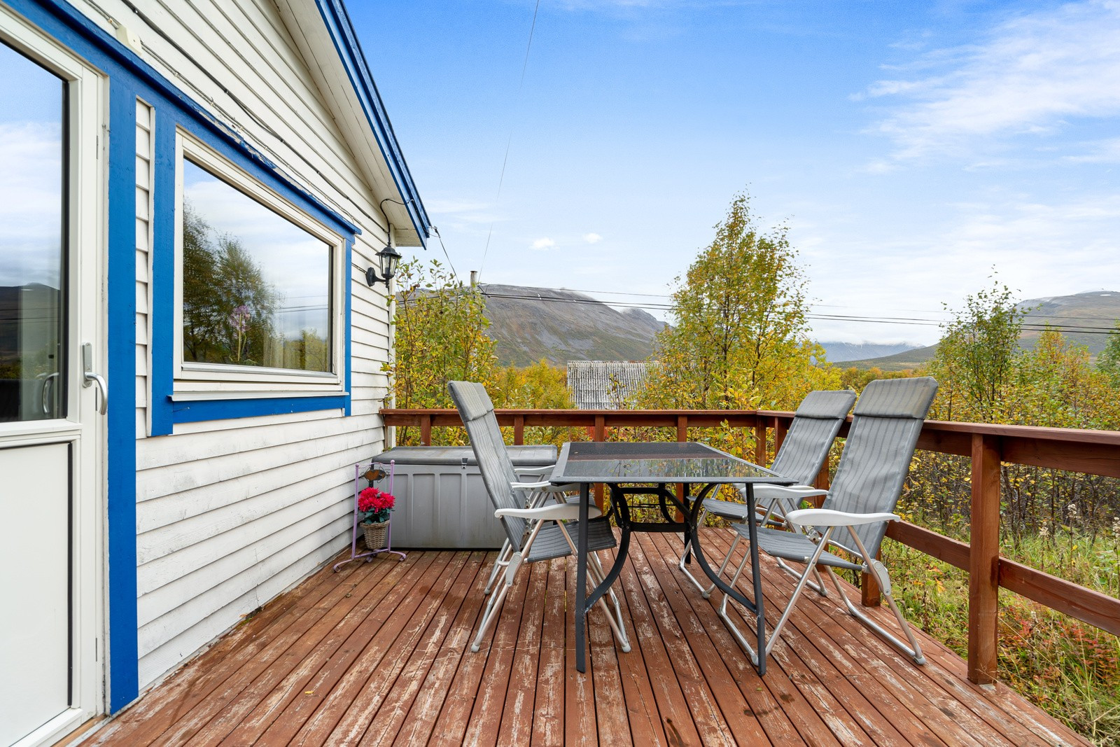 Fra stua er det adkomst til en veranda. Her kan man mye frisk luft og gode solforhold