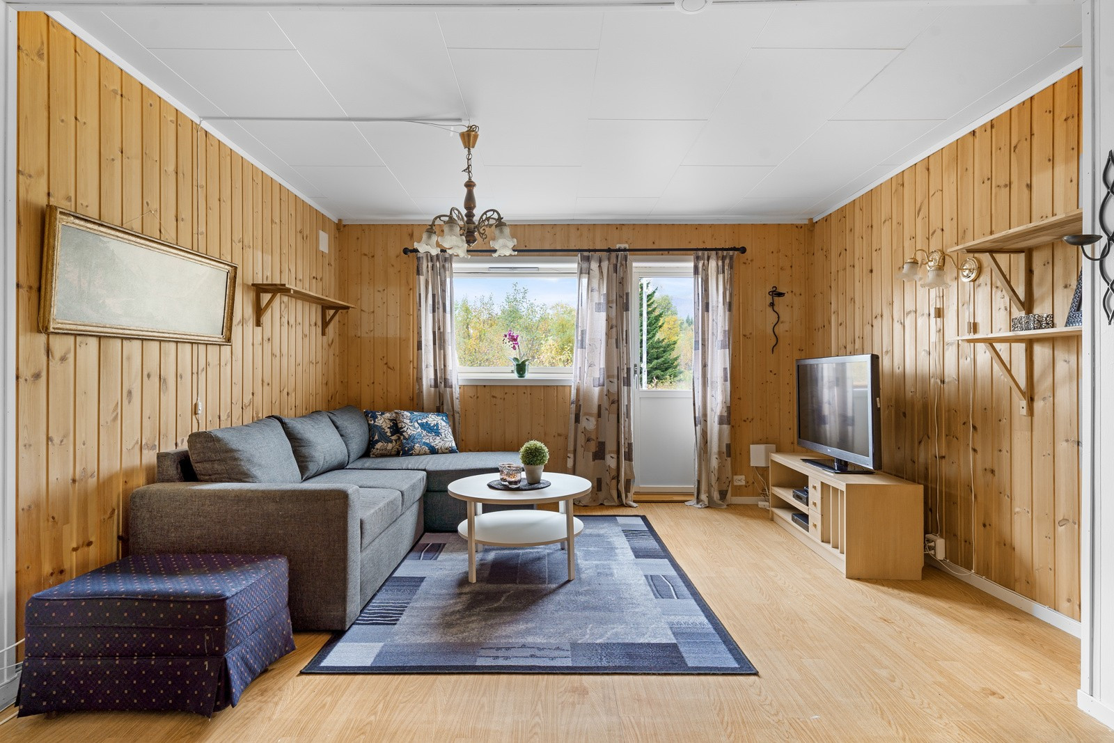 Velkommen inn! Her finner du ei romslig stue med plass til ulike møblement