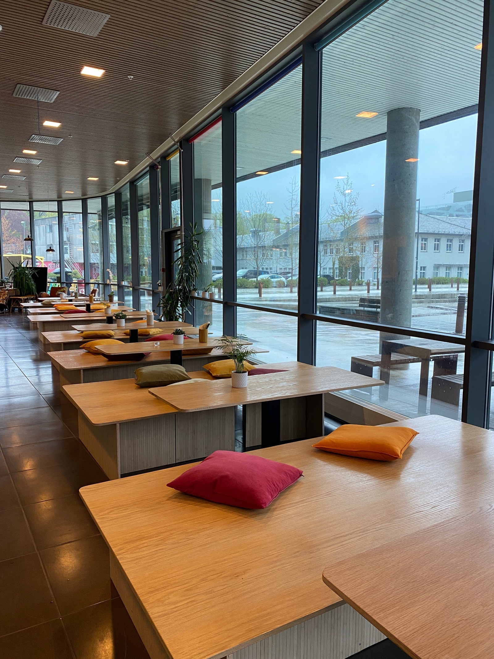 Store vinduer ut mot gateplan. Galleribilde