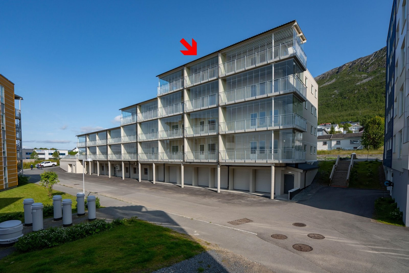 Fasade sett fra forsiden, med asfaltert vei