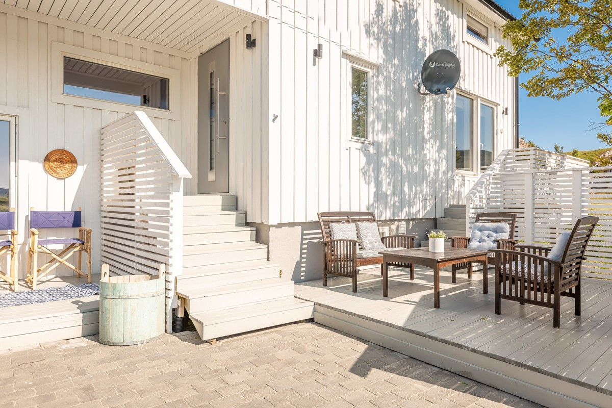 Veldig fint inngangsparti hvor man kan nyte sola på boligens terrasser